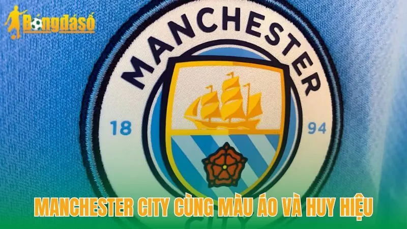 Manchester City cùng màu áo và huy hiệu